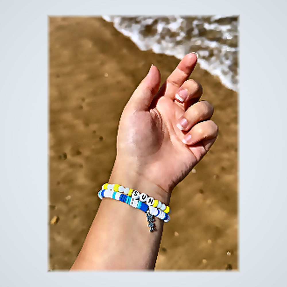 Stack Poignet Plage 'SUN' - Duo Heishi Jaune Solaire, Bleu Azur & Breloque