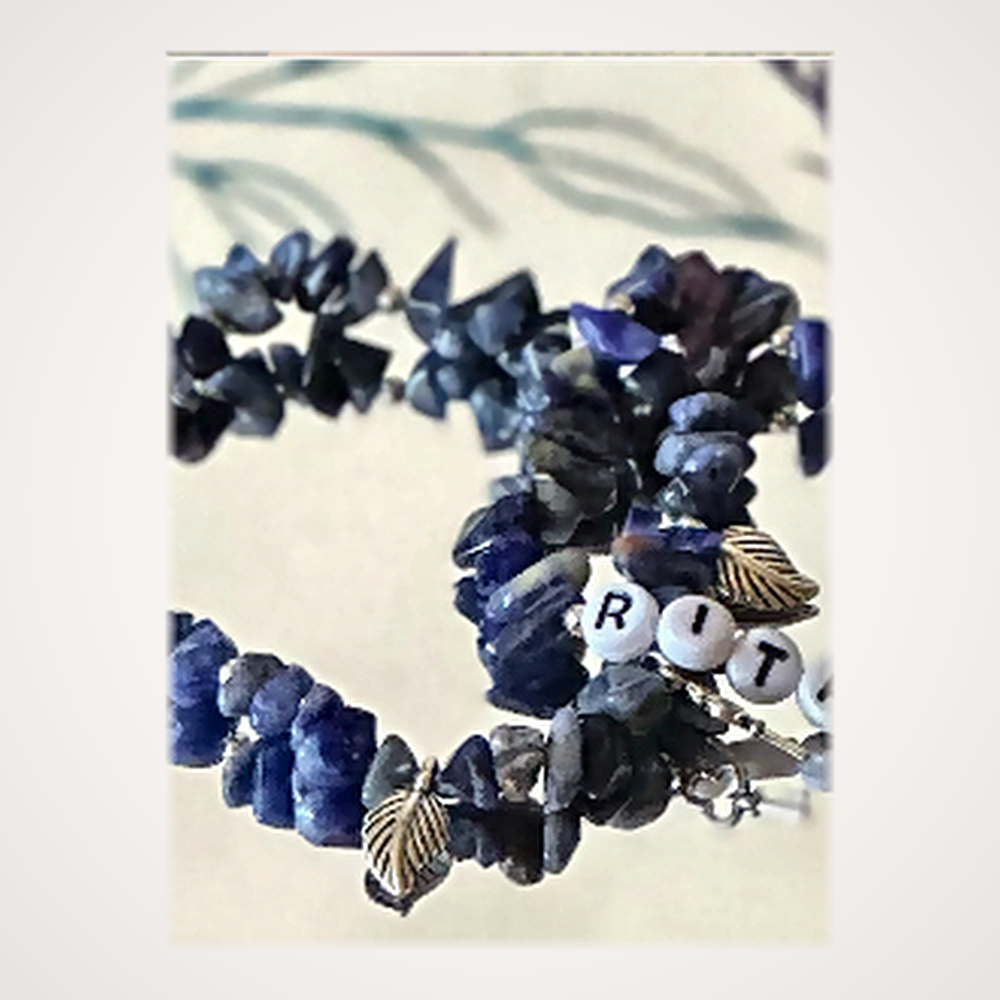 Bracelet Pépites de Sodalite Bleue Sauvage & Breloque Feuille Argentée