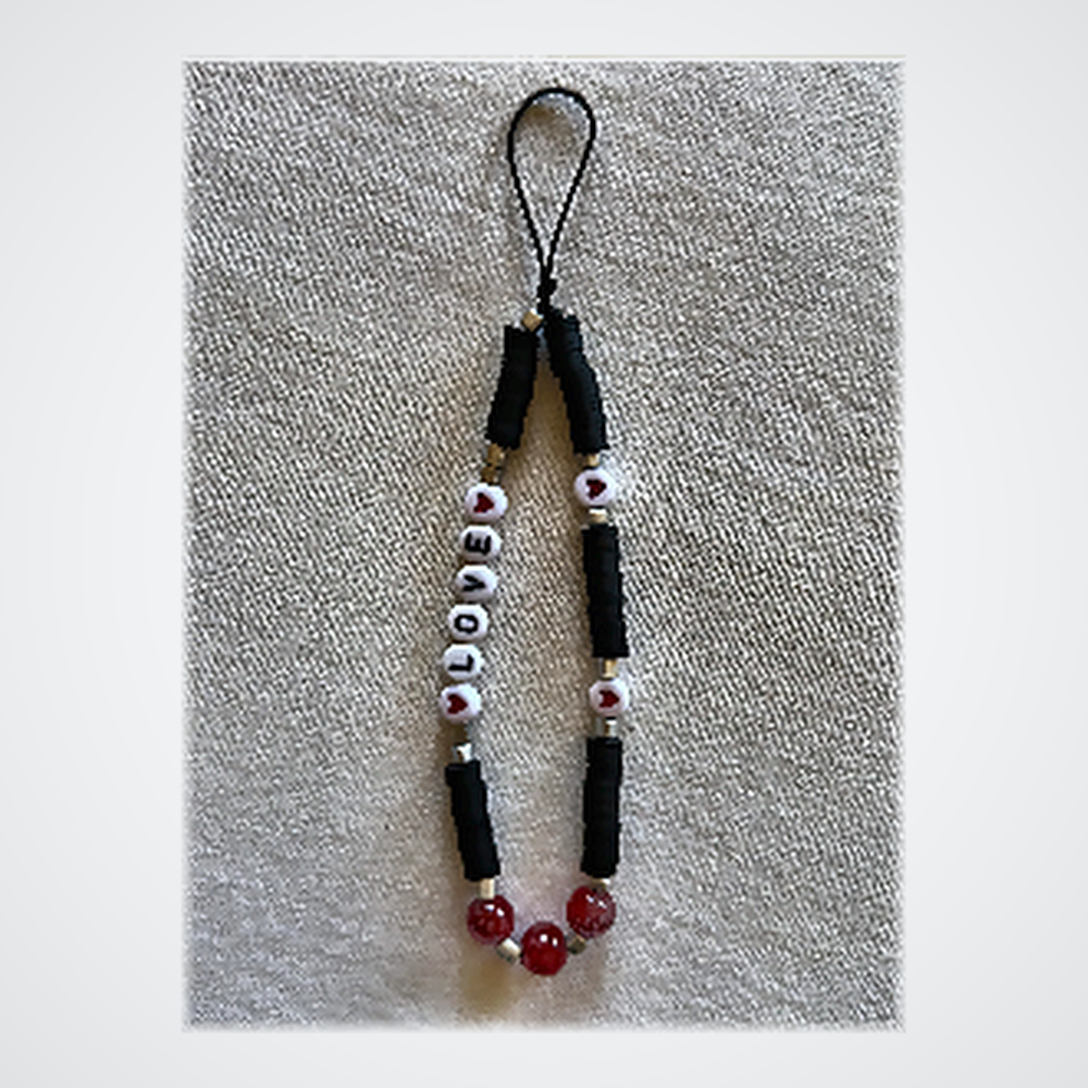 Bijou de Téléphone Heishi 'LOVE' - Noir Mat, Cœurs Rouges & Perles Rubis